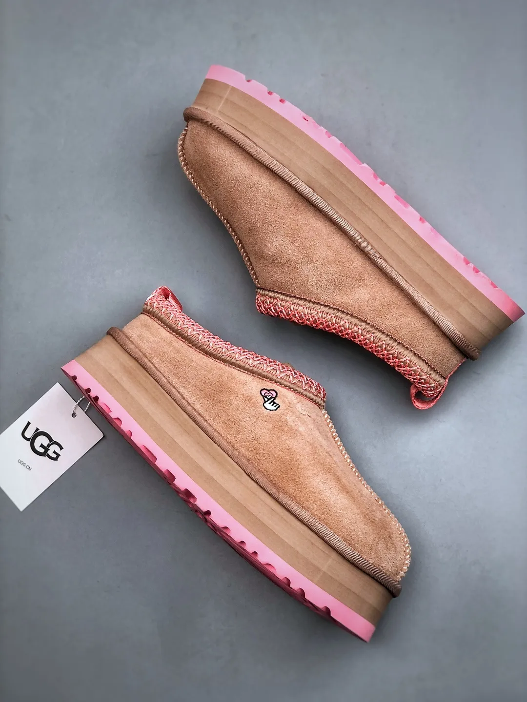 Local self-pickup💰560 supports store placement. The top version on the market. UGG Tazz ethnic style thick-soled women's model. Xiaohongshu's hot model. Produced by a major foreign trade factory in Guangzhou. From toe to insole, genuine sheep fur. Independent outer box packaging. Chip. With waterproof technology. Differentiating from any version on the market. 5cm thick sole. Independently developed original outsole. Cashmere insole. Keep warm when going out in winter. It is a very suitable choice for home use. In the new year, uug has launched a style series, which is partially biased towards the preferences of young consumers. It has also moved to the forefront of fashion trends. Shoe body material. Water-repellent coated suede upper. 17mm UGGPURE™ implanted wool insole. Lightweight non-slip and comfortable rubber outsole. With brand LOGO. With full packaging. Size: 35-40